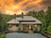 Mountain Dream’n- modern, dog friendly, hot tub