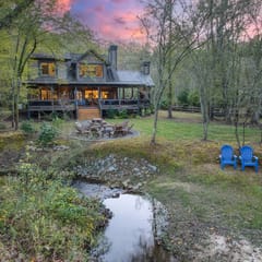 Flowing Grace - hot tub, creek, close to downtown