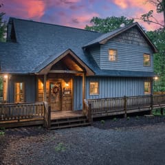 Fox Den - Stunning, view, hot tub, game room, pets
