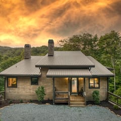Mountain Dream’n- modern, dog friendly, hot tub