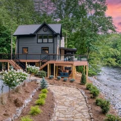 Off the Hook - Riverfront, hot tub, fire pit, pets