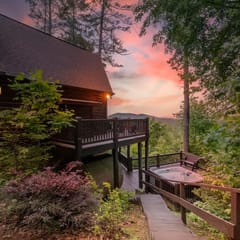 Tranquil Ridge- View, pet friendly, hot tub, sauna