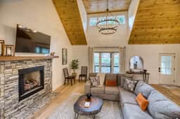 Stone Creek Cottage: Creek, Hot Tub, Fire Pit