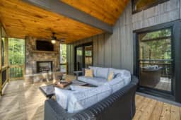 Flutter Bs’ Landing-Hot tub-fire pit-fence-dogs - Image 4