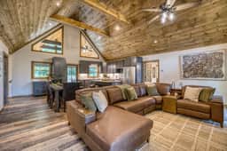 Flutter Bs’ Landing-Hot tub-fire pit-fence-dogs - Image 2