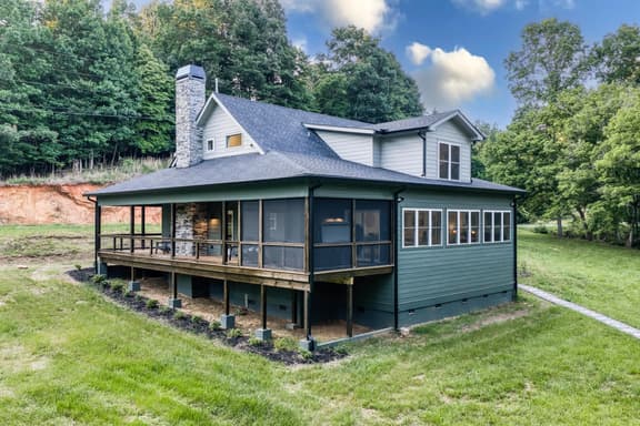 Stone Creek Cottage: Creek, Hot Tub, Fire Pit