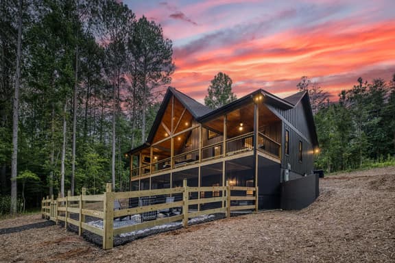Flutter Bs’ Landing-Hot tub-fire pit-fence-dogs - Image 1
